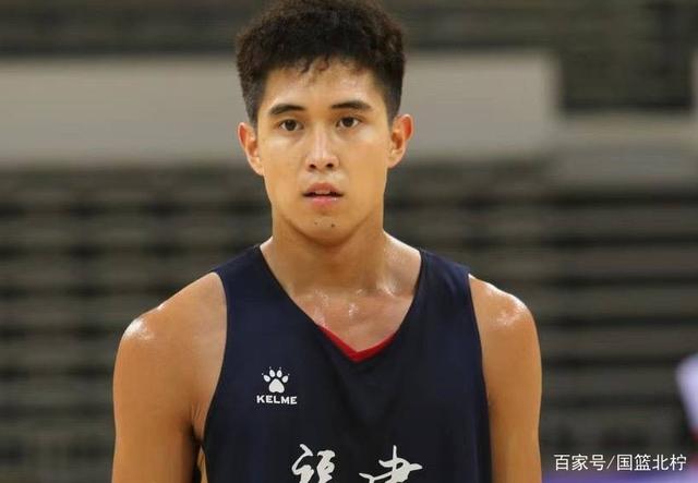 oubao足球赛事-教练耐心地指出我在这次比赛中存在的问题