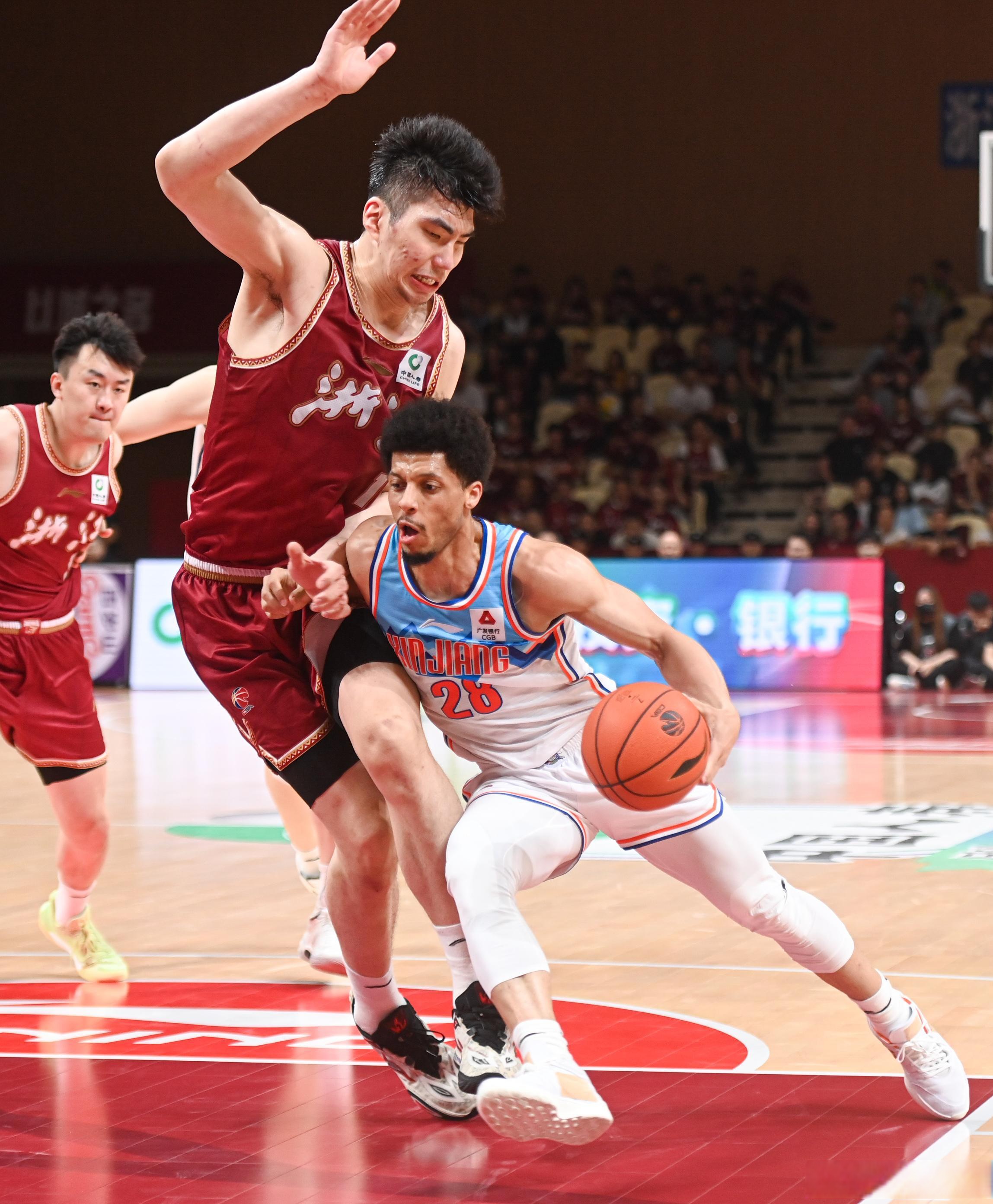 欧宝体育-客队的球队席应位于记录台同方向的 