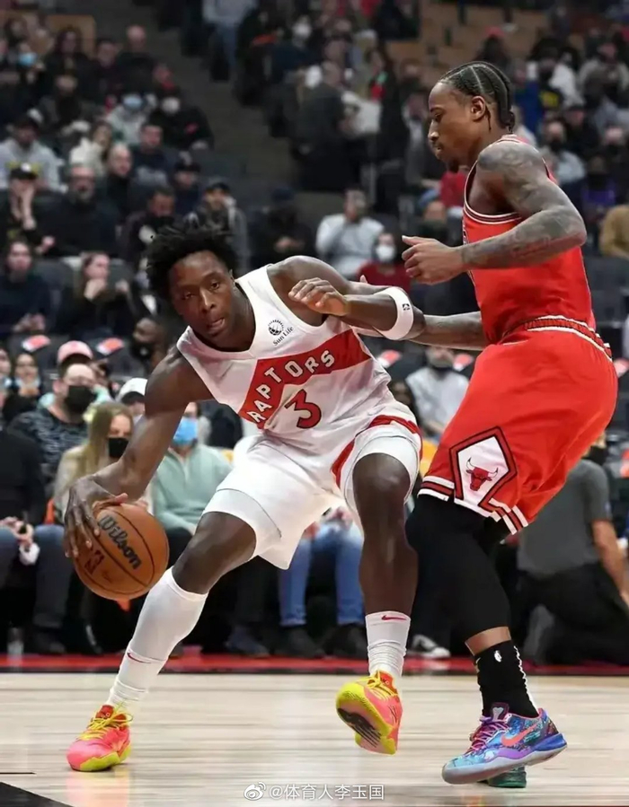 客队的球队席应位于记录台同方向的 