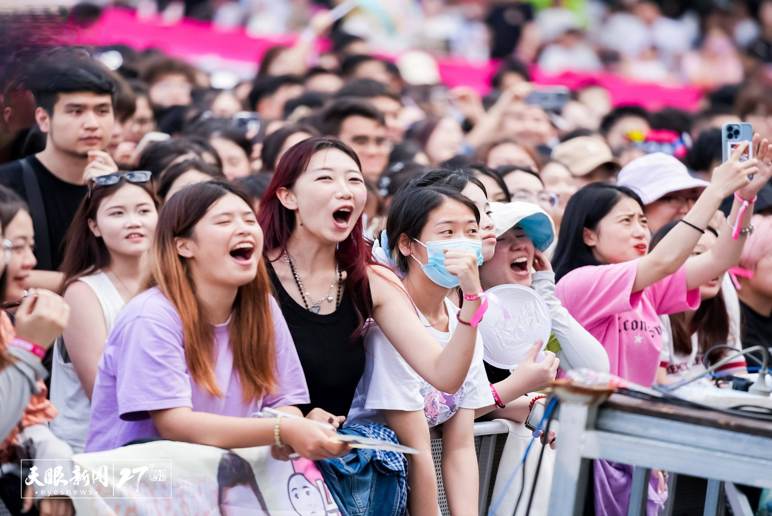 欧宝oubao官网-观众们在赛场上互相欢呼，见证了一场充满激情的比赛(观众在比赛现场用英语怎么说)